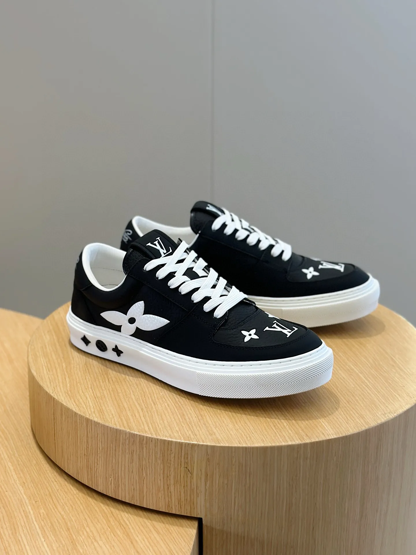 Factory price: 438💰LV full cowhide color-printed men's sneakers. This Ollie lace-up sneaker is made of floral embossed fabric, continuing the inspiration of the season's ready-to-wear collection. The laces are used to set off the gorgeous design, monogram flowers are embellished with transparent rubber outsole, and the brand logo is written on the back. Cowhide upper, cowhide lining, TPU outsole Size: 39-44 (customized at 38.45)